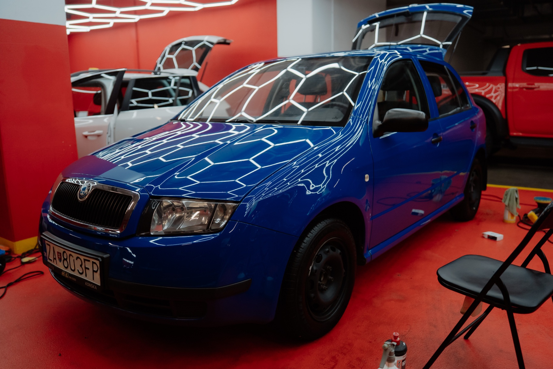 Modrá Škoda Fabia pod hexagon LED