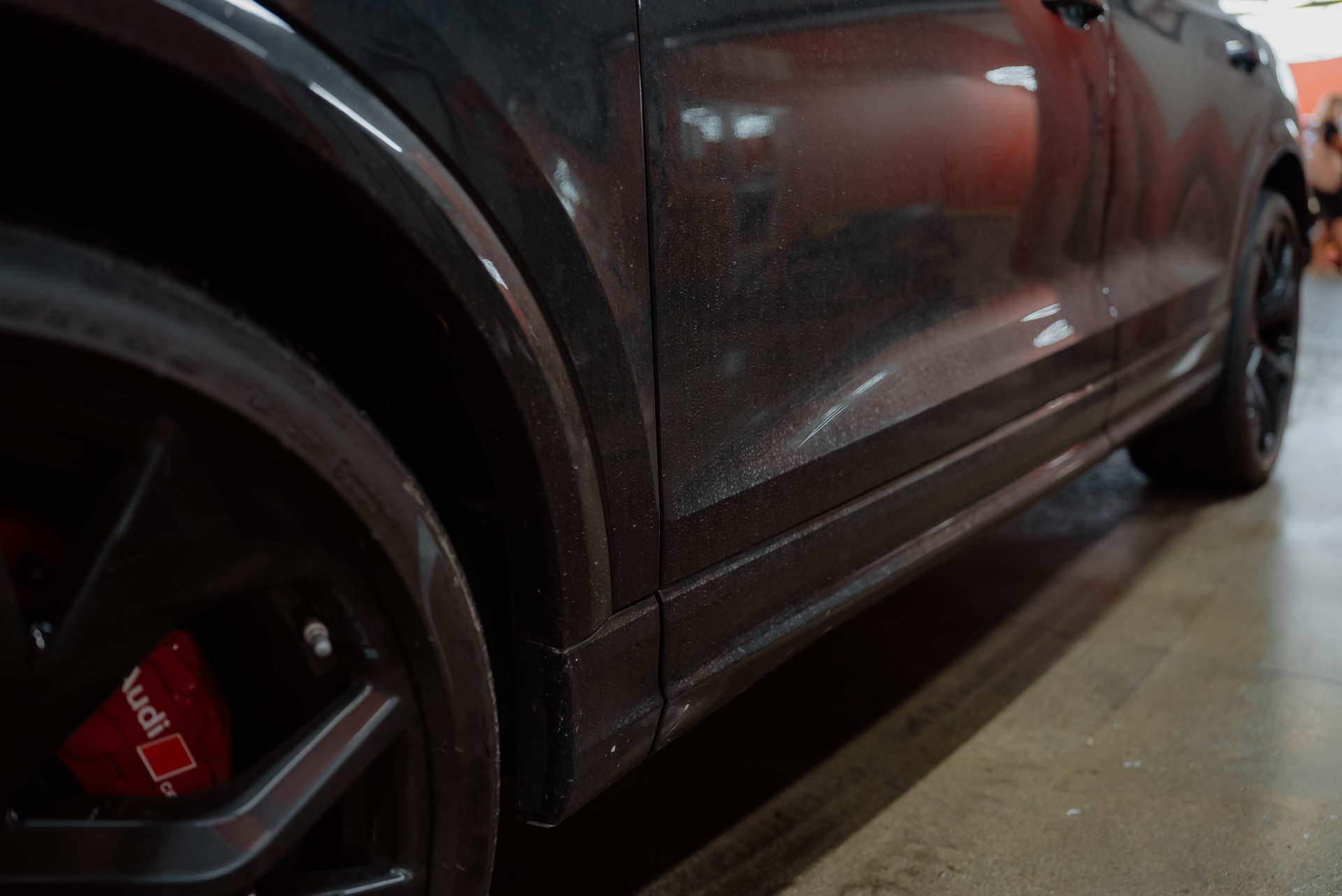 Detail boku Audi RS s červenými brzdami