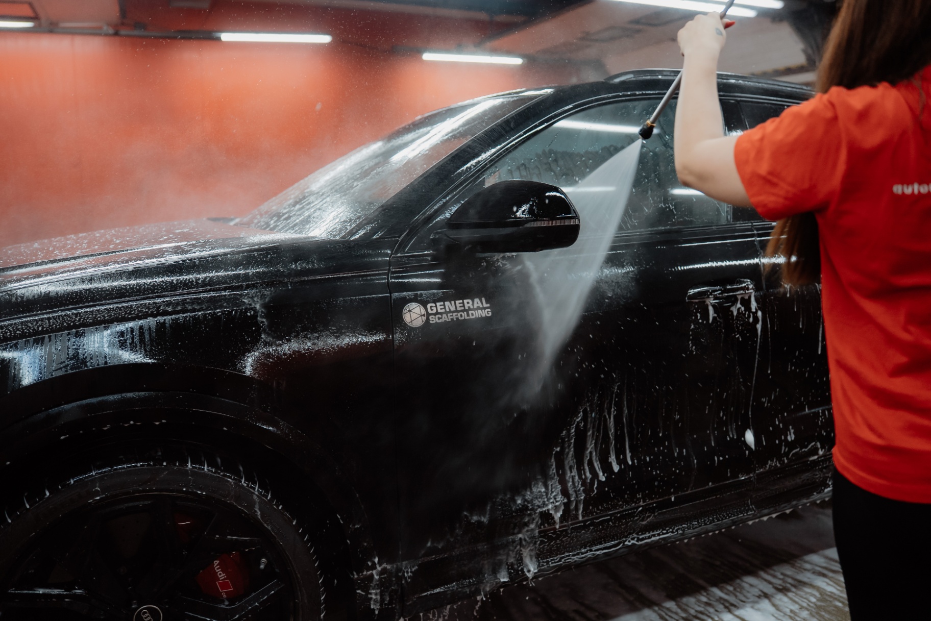 Ručné umývanie čierneho Audi penou