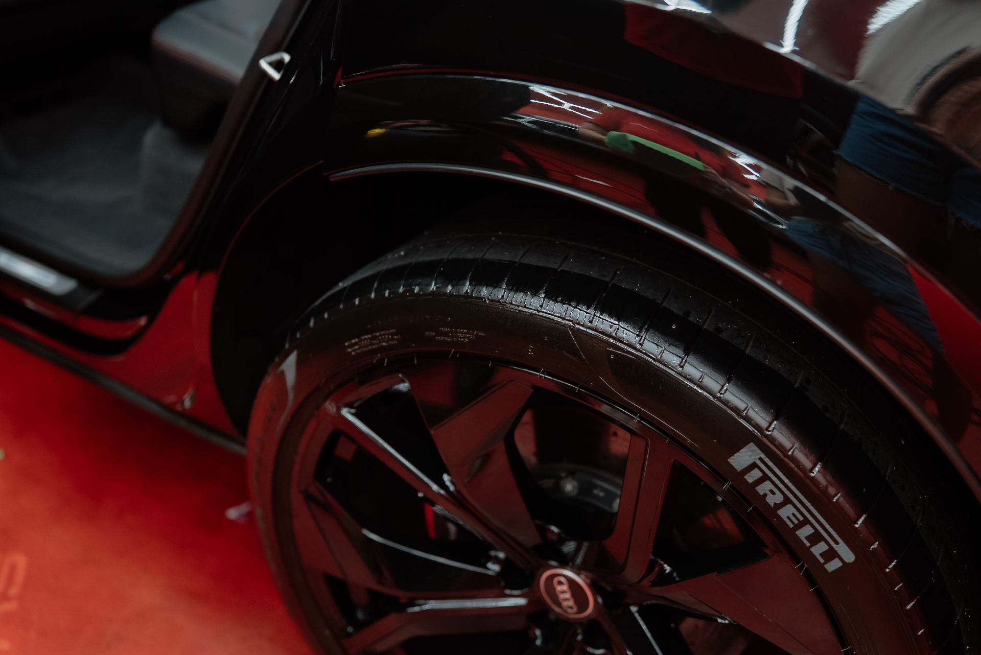 Detail kolesa Pirelli na čiernom Audi