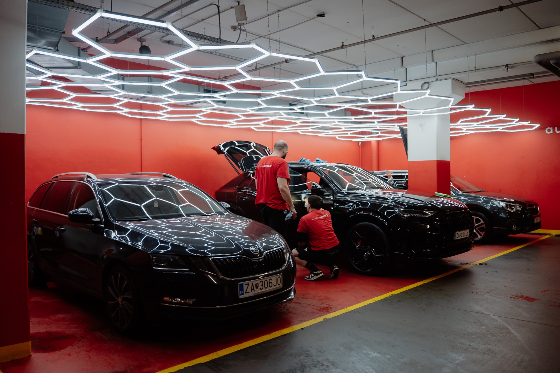Detailing tímu MAX na viacerých autách