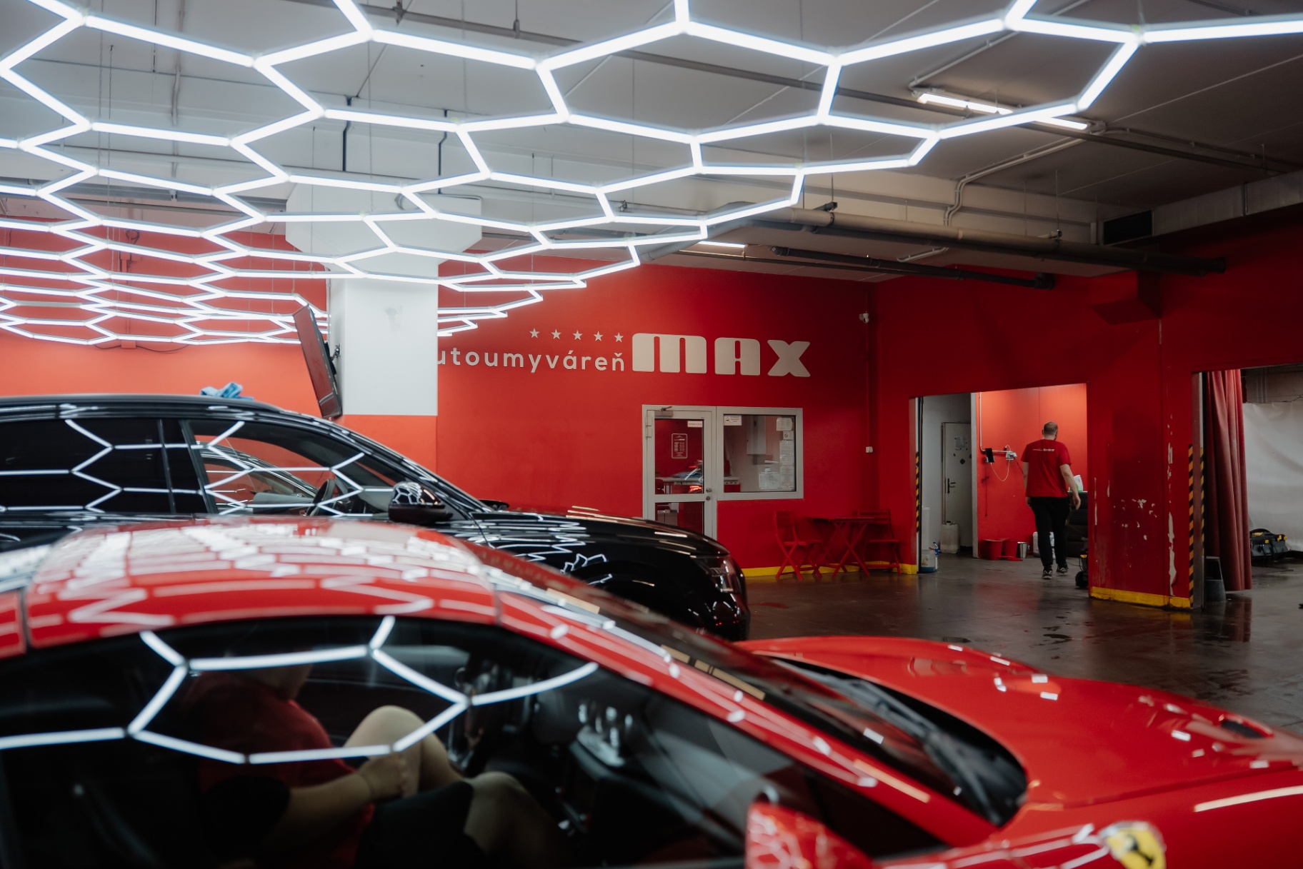 Autoumyváreň MAX - showroom s hexagon LED