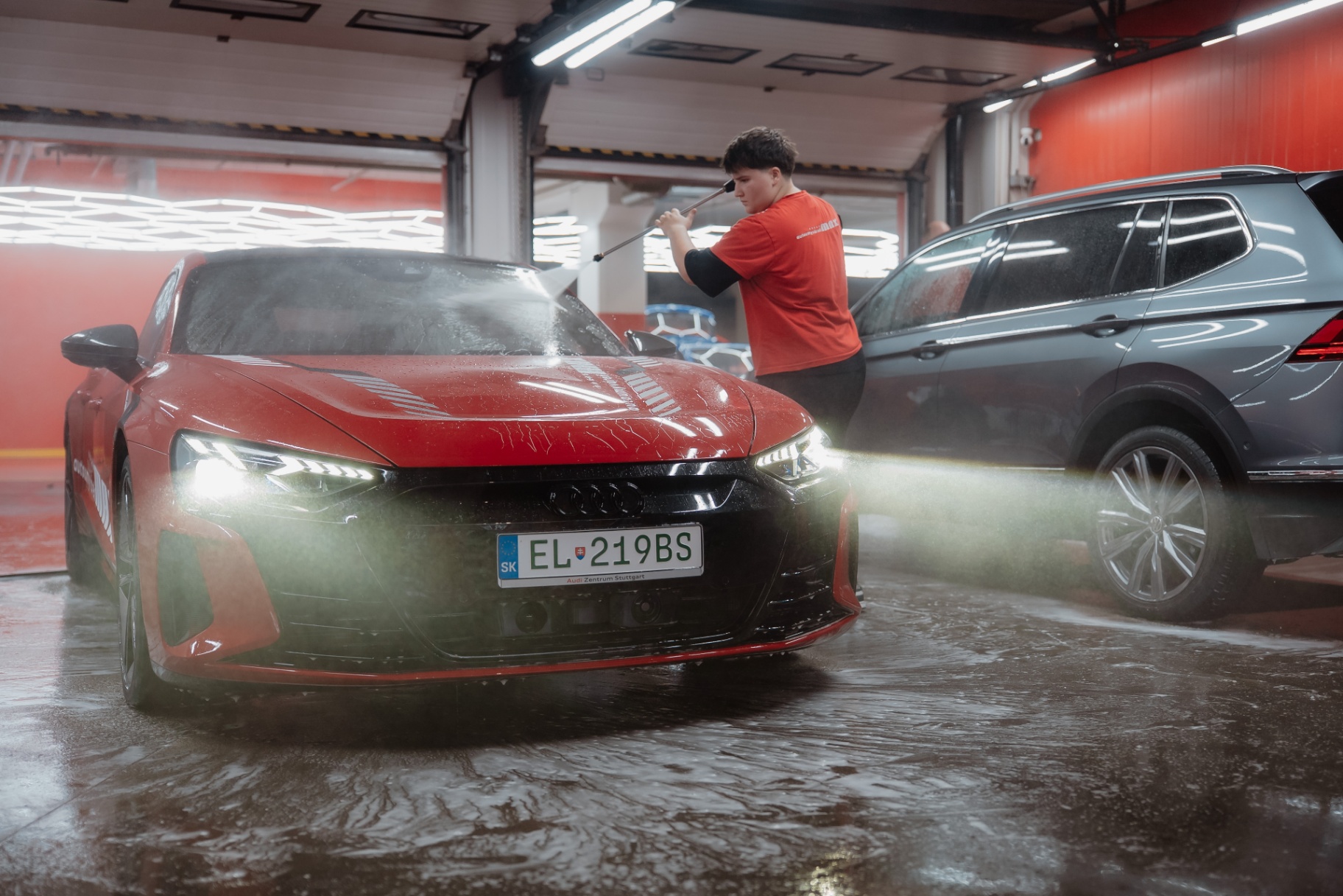 Ručné umývanie červeného Audi tlakom