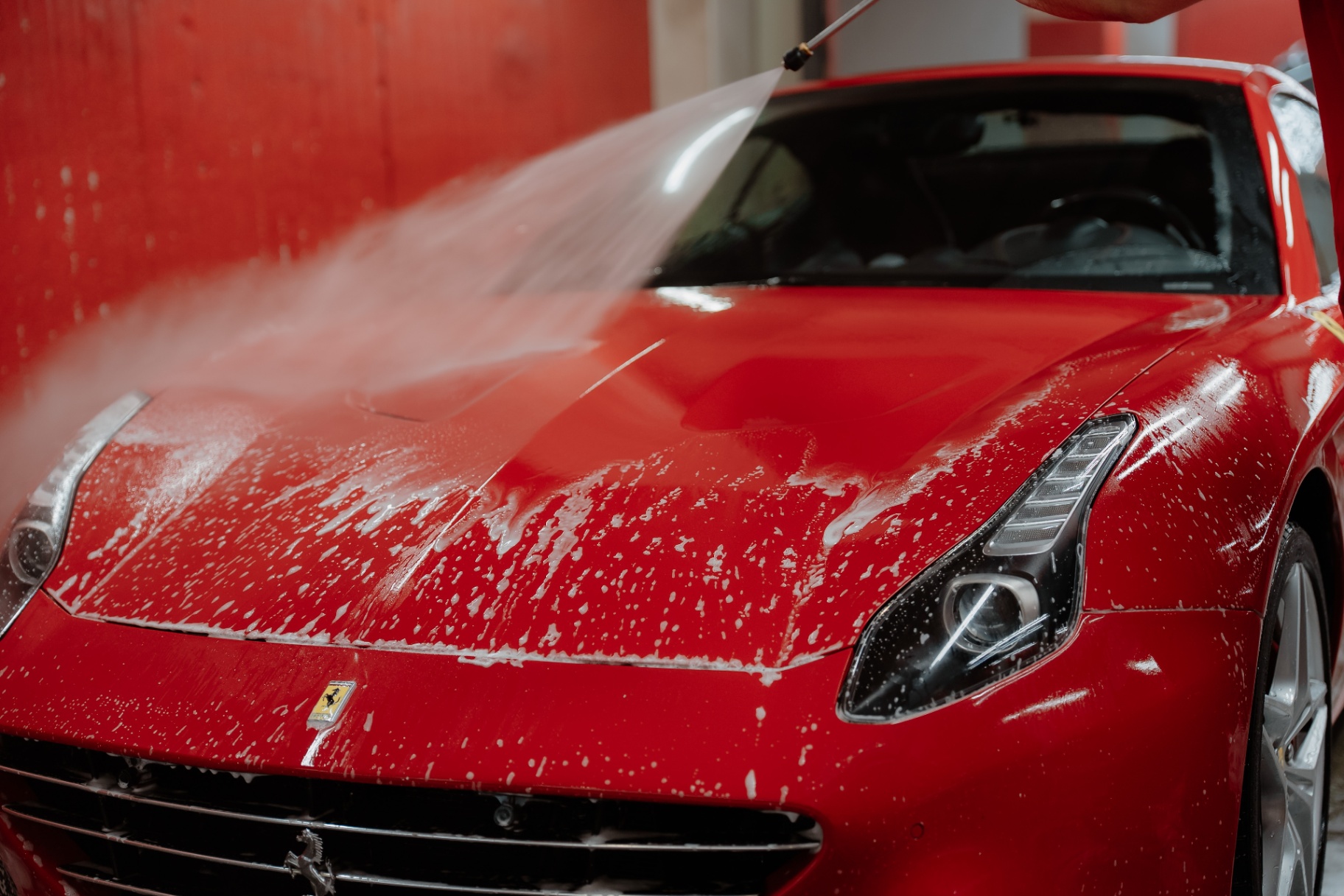 Umývanie červeného Ferrari tlakom