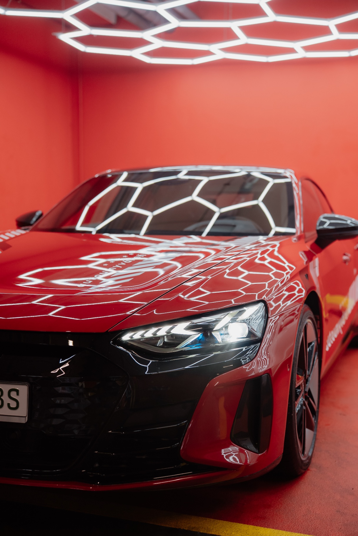 Audi RS pod hexagon LED osvetlením