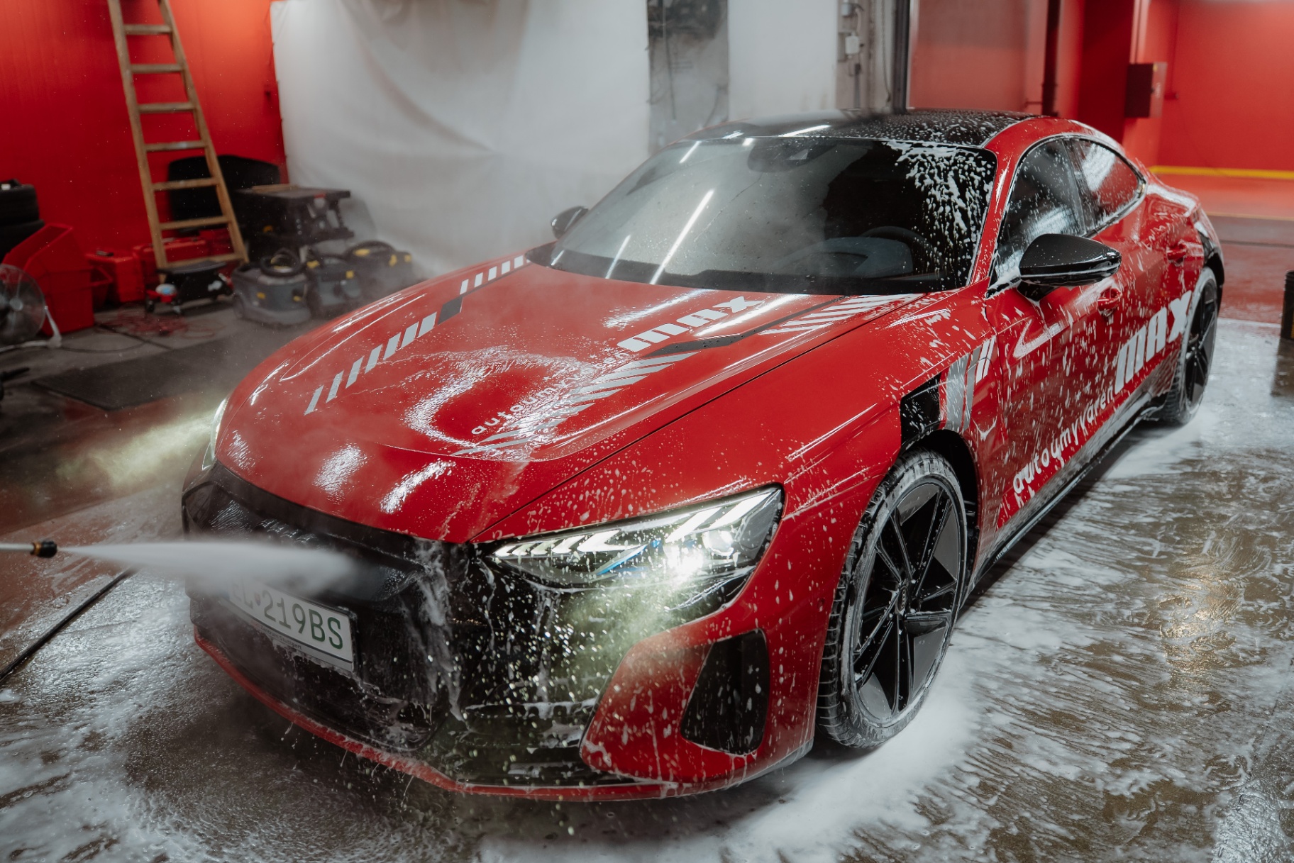 Aktívna pena na červenom Audi