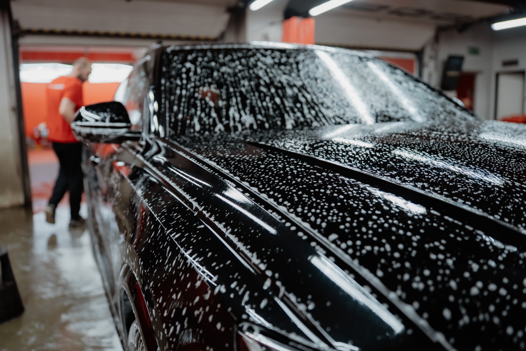 Čierne auto pokryté aktívnou penou