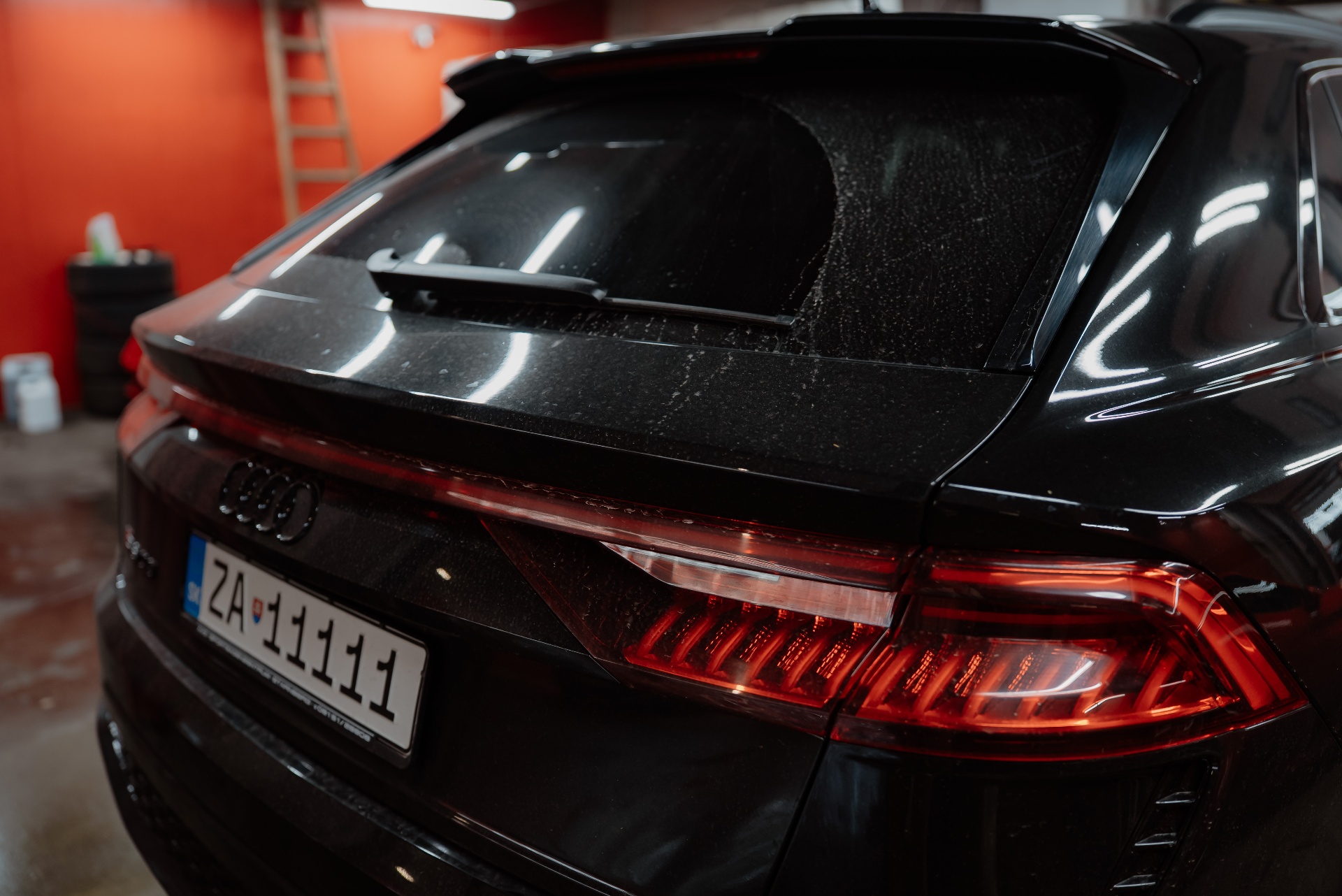 Zadná časť čierneho Audi Q8